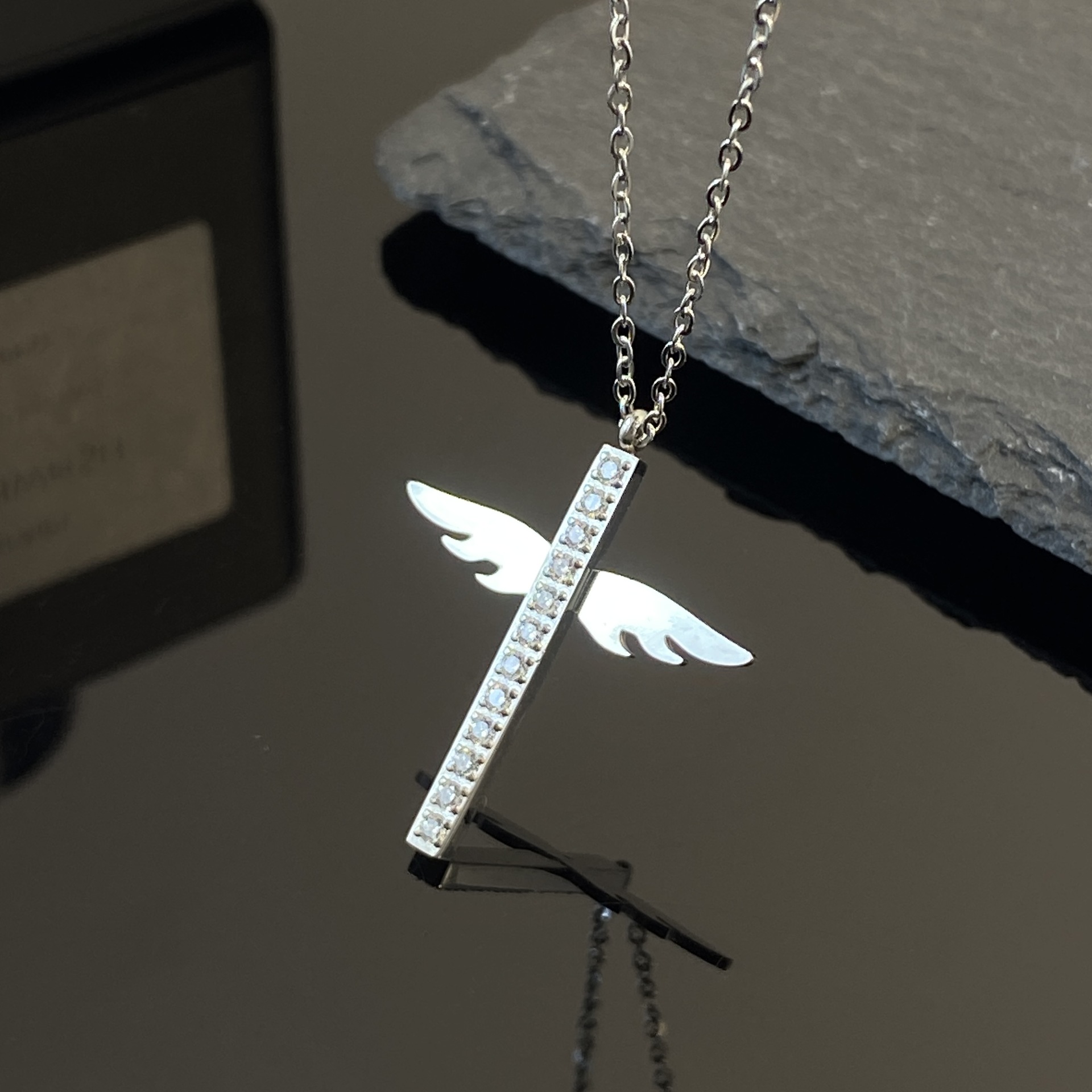 欧美气质简约设计感翅膀十字架天使镶锆石钛钢项链女满钻不锈钢饰