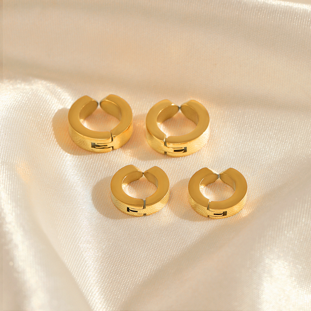Moda europea y americana redonda geométrica de acero inoxidable clip de oreja de las mujeres simple todo-fósforo real oro electrochapado oreja clip de hueso de la joyería al por mayor