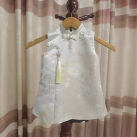 周岁礼服女宝宝中国风2026新款生日百天抓周唐装冠衣旗袍无袖薄款