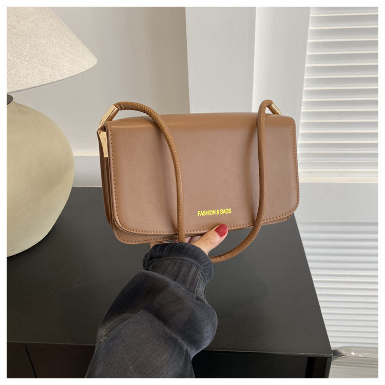 Texture simple et à la mode petit sac carré 2024 nouveau sac à bandoulière polyvalent de banlieue version coréenne sac à aisselles design de niche à la mode_voghion.com