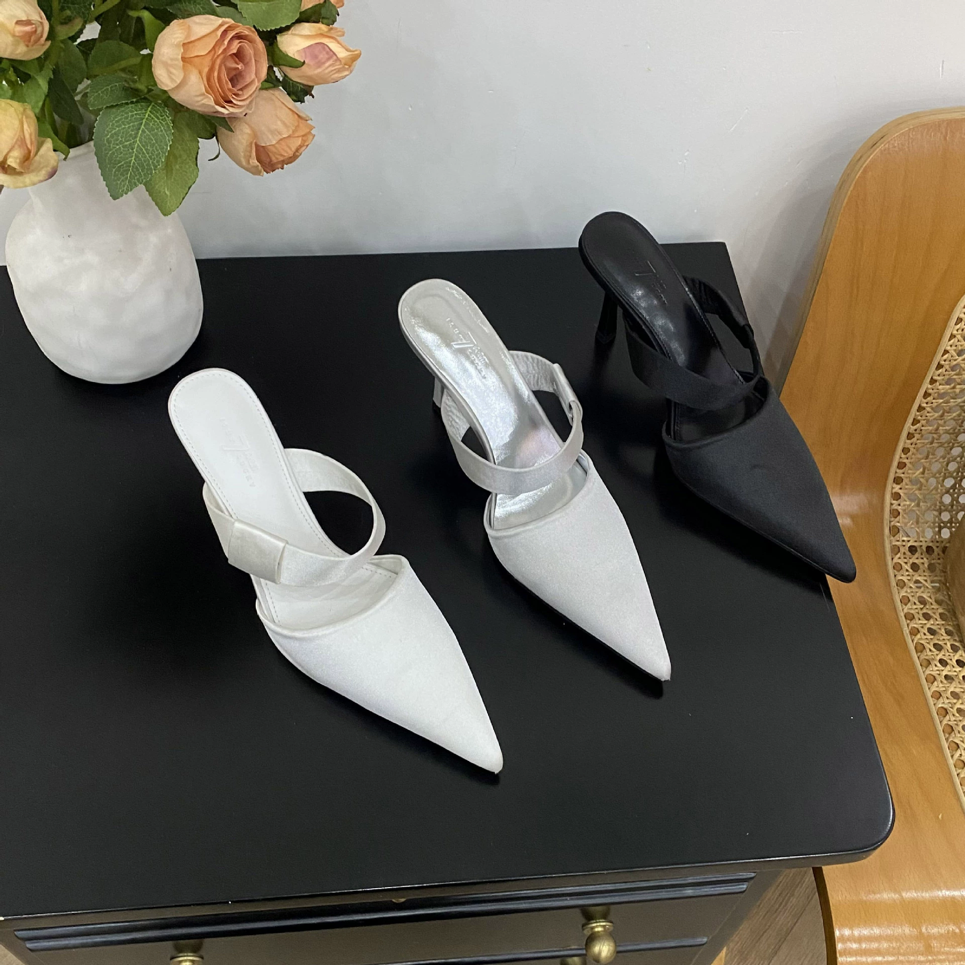 Новые острые каблуки на высоком каблуке весной 2025