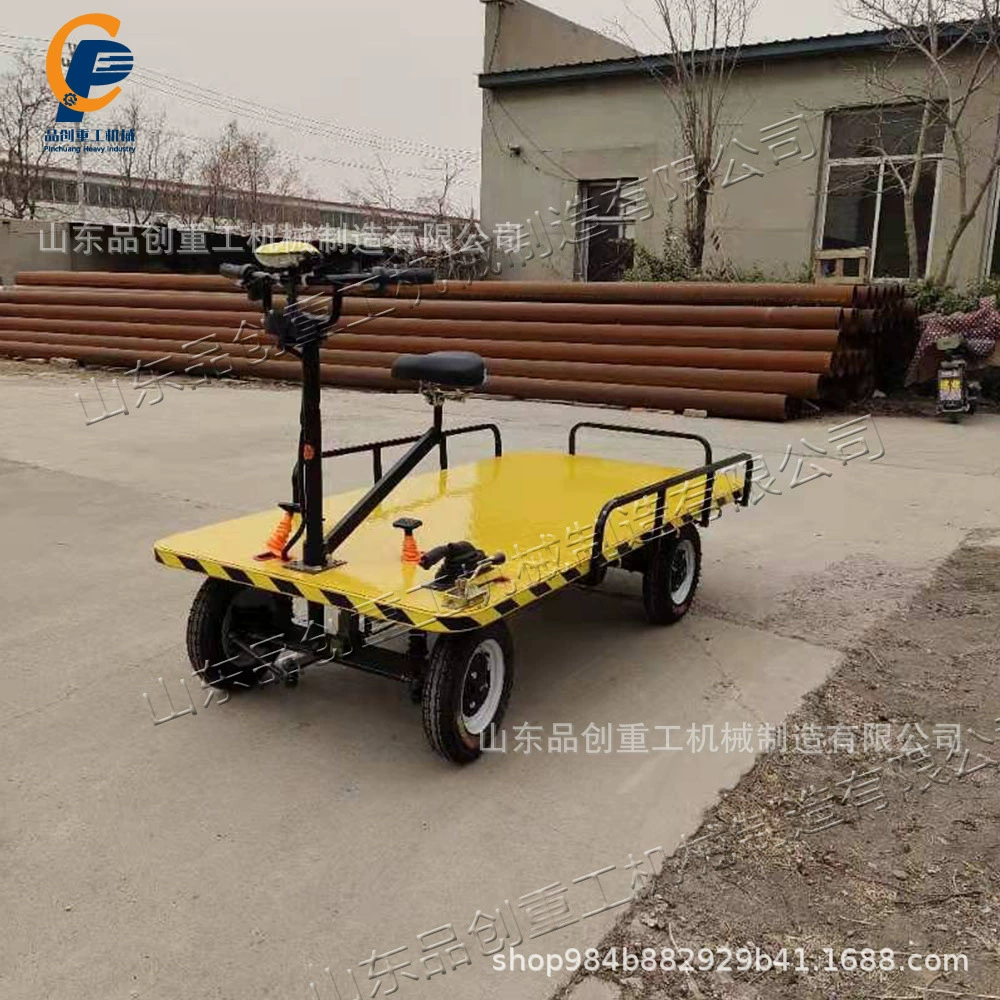 Небольшой плоский автомобиль вперед и назад