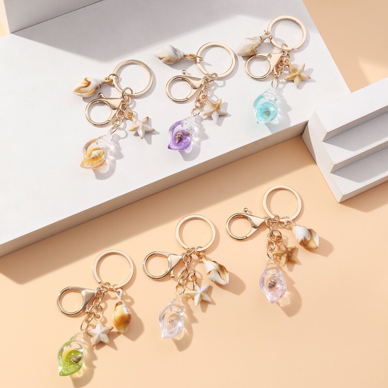Cross-border New Hot Selling Creative Personality Seaside Vacation Luminous Conch Keychain Acrylic Car Bag Pendant