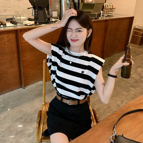 Black and white striped vest knitted T-shirt for women in summer new design scheming niche loose hot girl top
