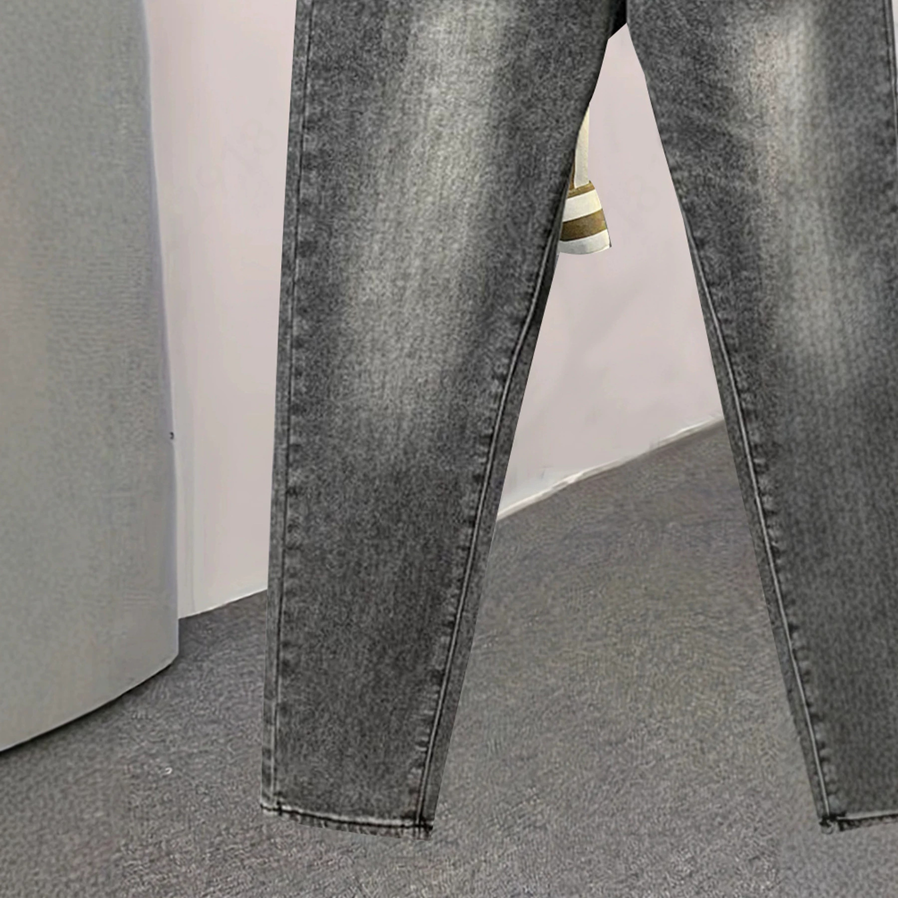 Jean gris slim droit pour homme | Coupe classique avec étiquette en cuir signature | Denim stretch confortable pour tous les jours_voghion.com