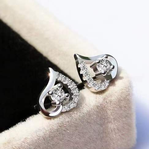 Heart-shaped stud earrings for women, Korean style, fashionable and versatile, diamond-encrusted earrings manufacturer wholesale