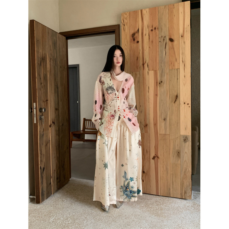 Real Shot of French Retro Hand-Painted Watercolor Cat Print Shirt for Women with Polka Dot Scarf and Lace-Up Waist Shirt Print