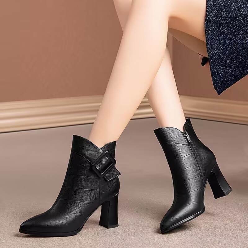 2025年新款秋冬季尖头高跟短靴粗跟时尚中跟软皮鞋春秋马丁女靴子