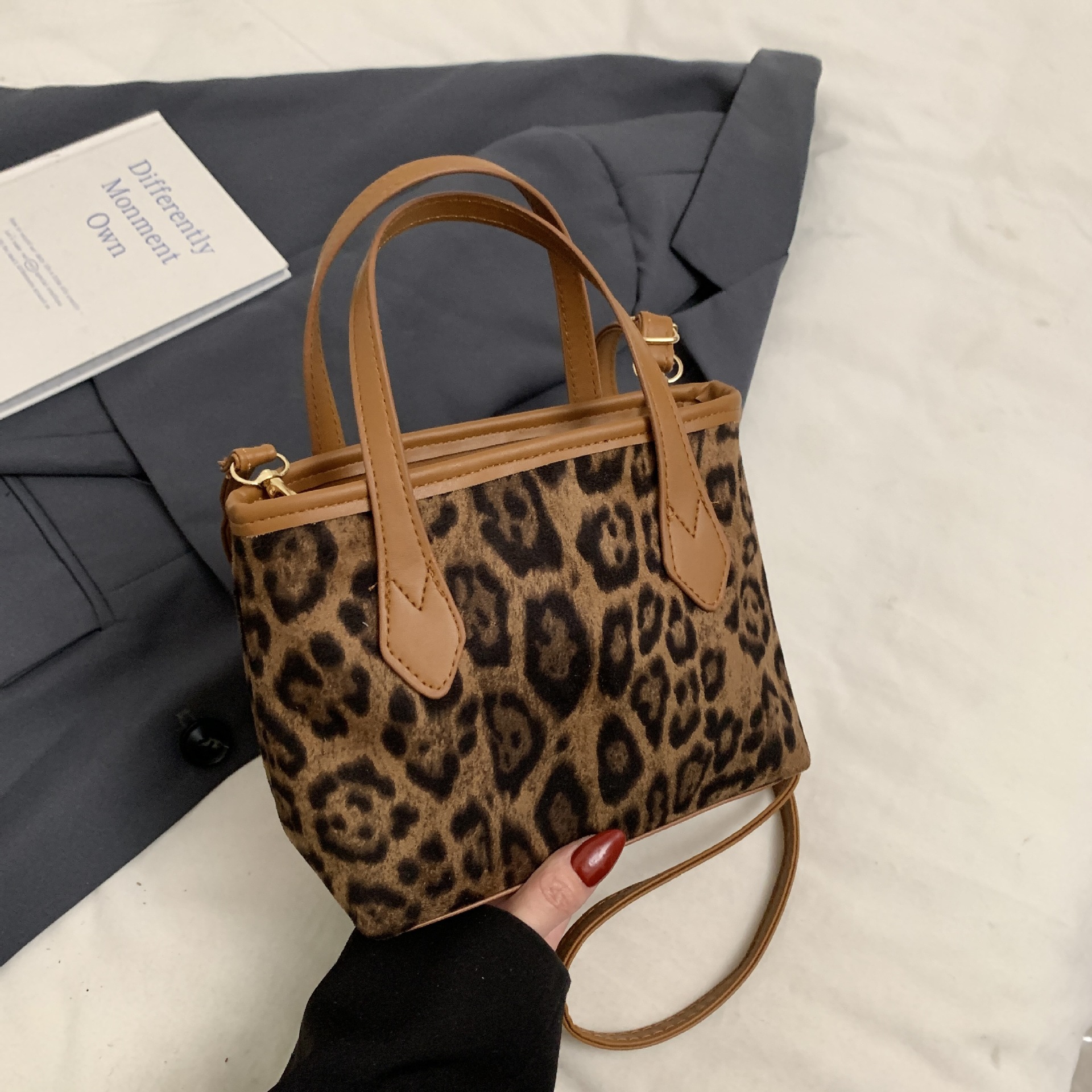Otoño y invierno super caliente leopardo bolso de mano para mujeres 2024 nuevo bolso de mano de trabajo bolso de cubo de hombro