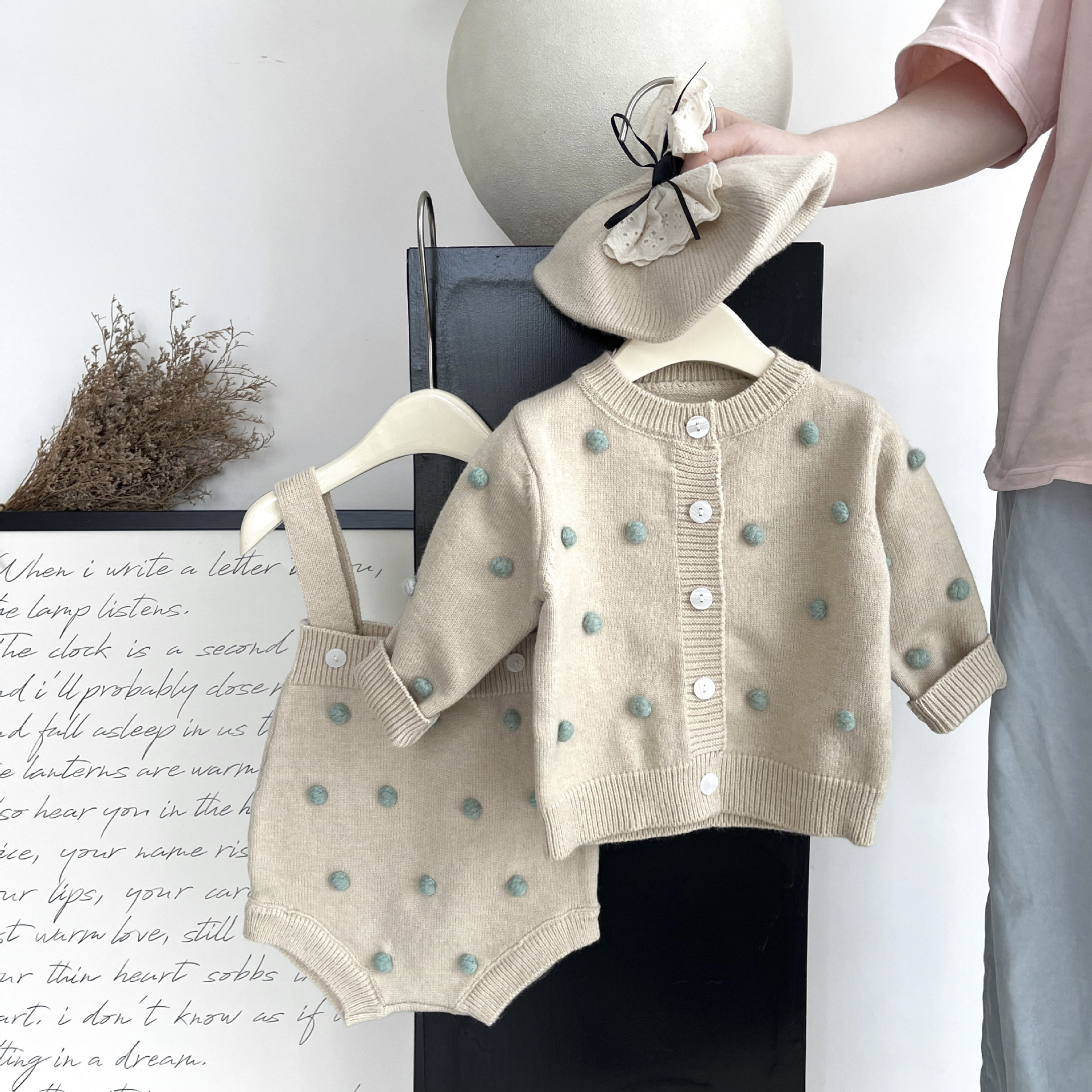 ベビー服秋装insニットセーターバックパンツセット洋風毛玉カーディガンコート韓国版2点セット