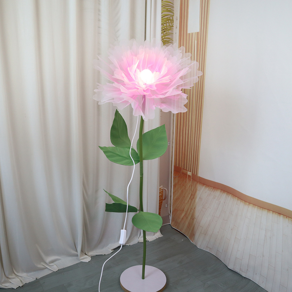 조명이 있는 핑크색 슈트(목재 베이스)