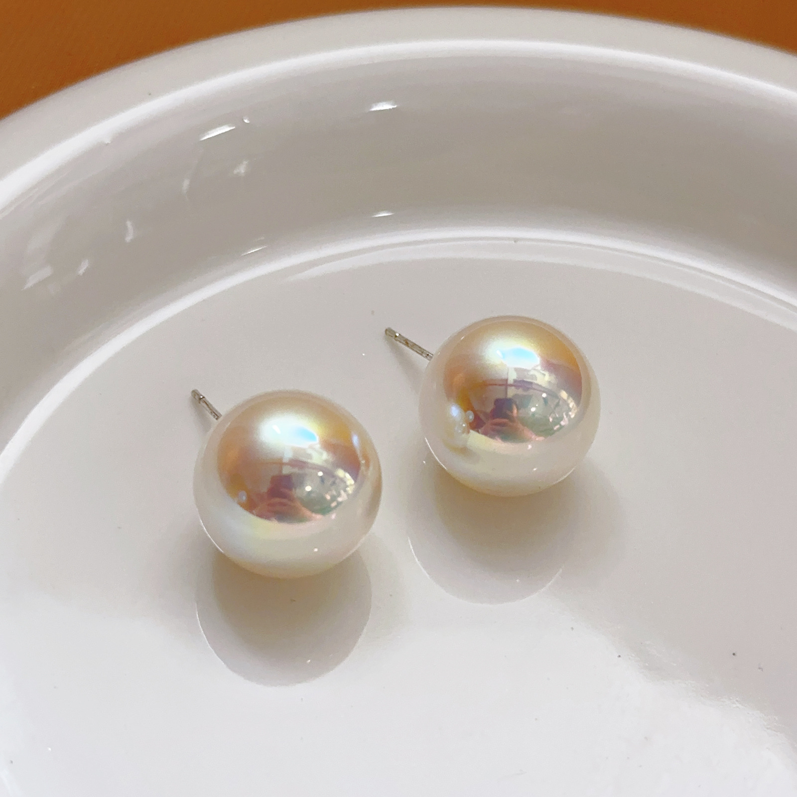 Aurora artificial akoya pendientes de perlas de grado femenino femenino de alta gama todo fósforo nuevo estilo explosivo pendientes redondos de luz fuerte