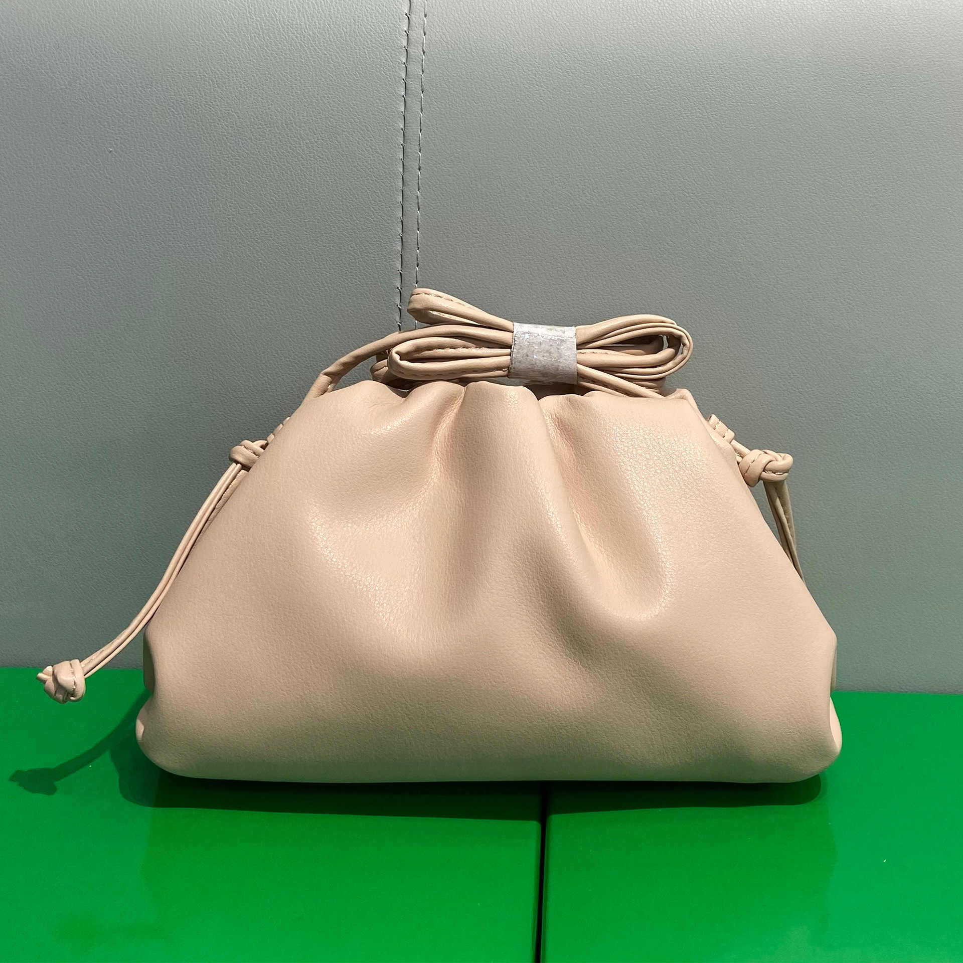 thumbnail image 1 of Bolso de nube con clip plisado, bolso pequeño para mujer, versión coreana 2023, nuevo bolso rojo de red para mujer, bolso de hombro, bolso de mensajero, albaricoque uno, 1 of 2