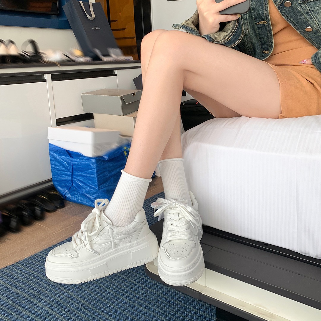 Versión de cuero de vaca ~ Grape Madre con cuero real con suela gruesa aumentando la altura muffin zapatos de skate casuales de mujer ins de suela suave zapatos blancos pequeños