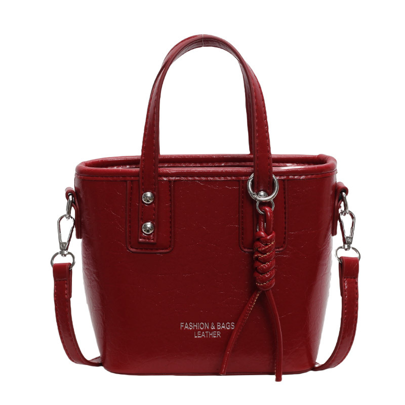 Bolsa de balde plegable de moda extranjera 2024 nueva bolsa de mujer simple bolsa de hombro universal nicho alta sensación de mochila