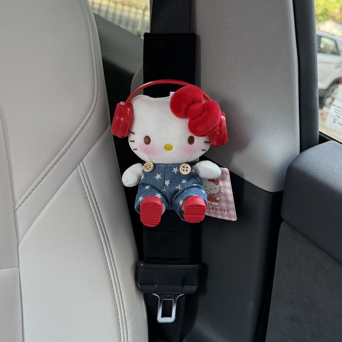Classic Hello Kitty Headphone Design Car Seatbelt Shoulder Pad, Car Decoration, Anti-Neck Strain and Anti-Scratch Protector