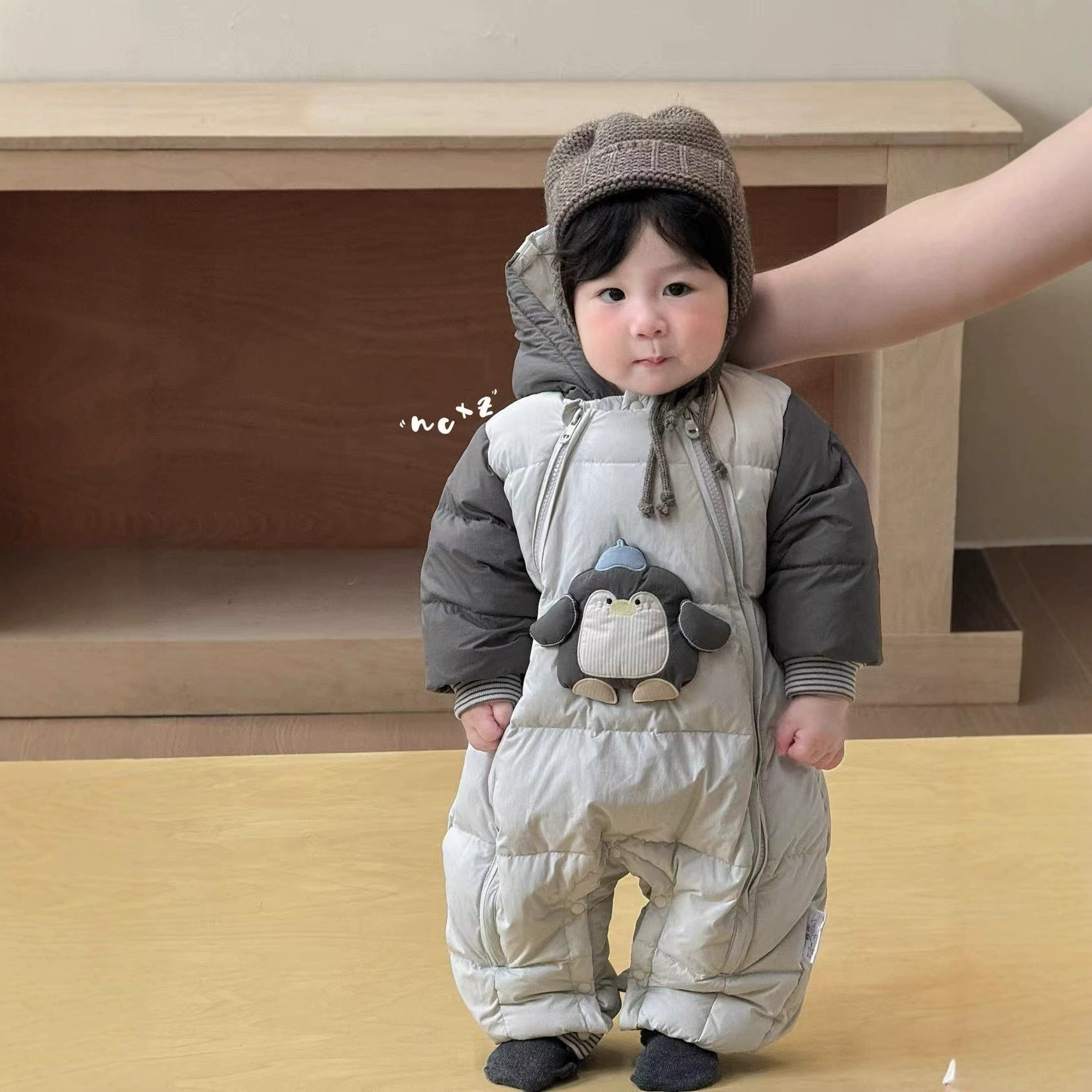 Комбинезон-пуховик для младенцев для мужчин и женщин, очень милая и стильная зимняя одежда, зимняя детская одежда для прогулок, утолщенная одежда для ползания.