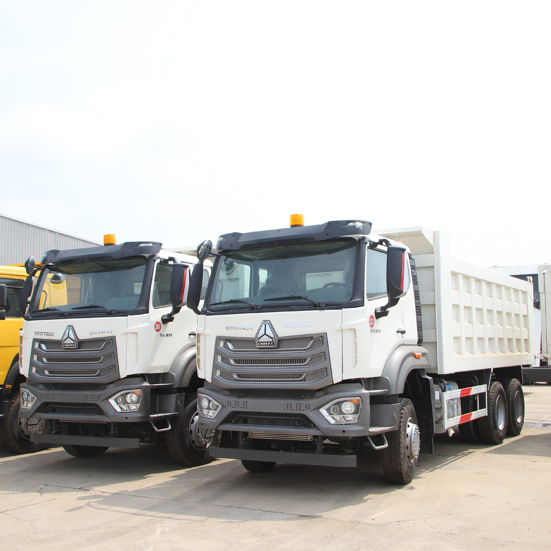 In-stock HOWO 6×4 rear eight-wheel dump truck, double-axle tipping dump truck for construction and earthwork transportation
