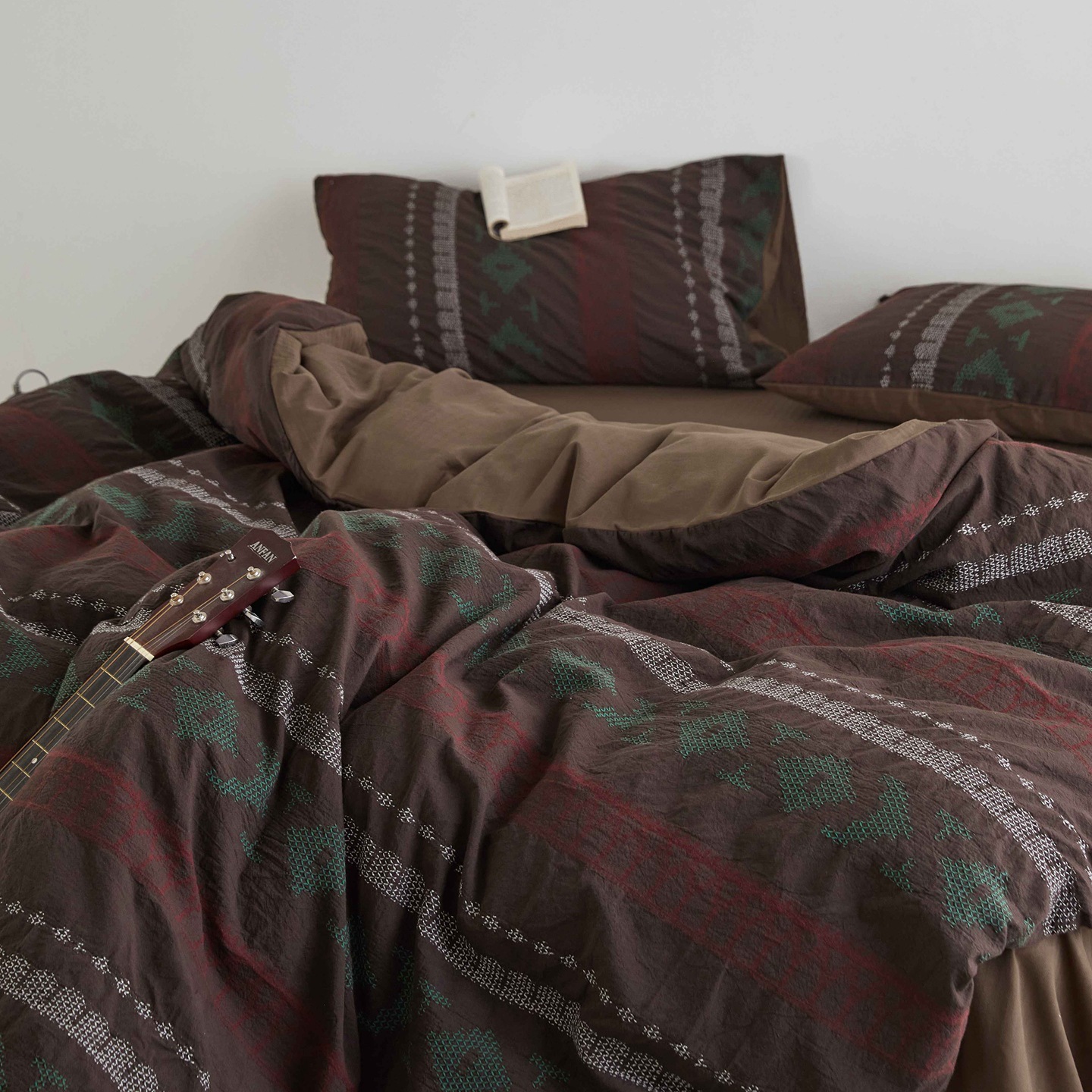 Conjunto de cama de quatro peças em algodão puro, tingido com fios, estilo nórdico francês minimalista retrô vintage, com matelassê Fair Isle e estampa jacquard. Acabamento sofisticado._voghion.com