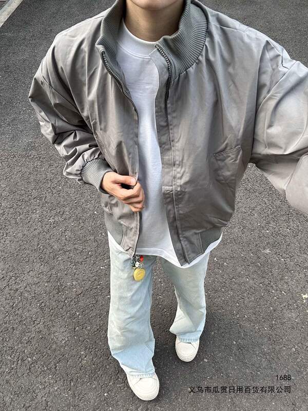 Pilot shoulder jacket for men, autumn wear, baseball style bomber silhouette, short stand-up collar coat Pilot shoulder jacket for men, autumn wear, baseball style bomber silhouette, short stand-up collar coat