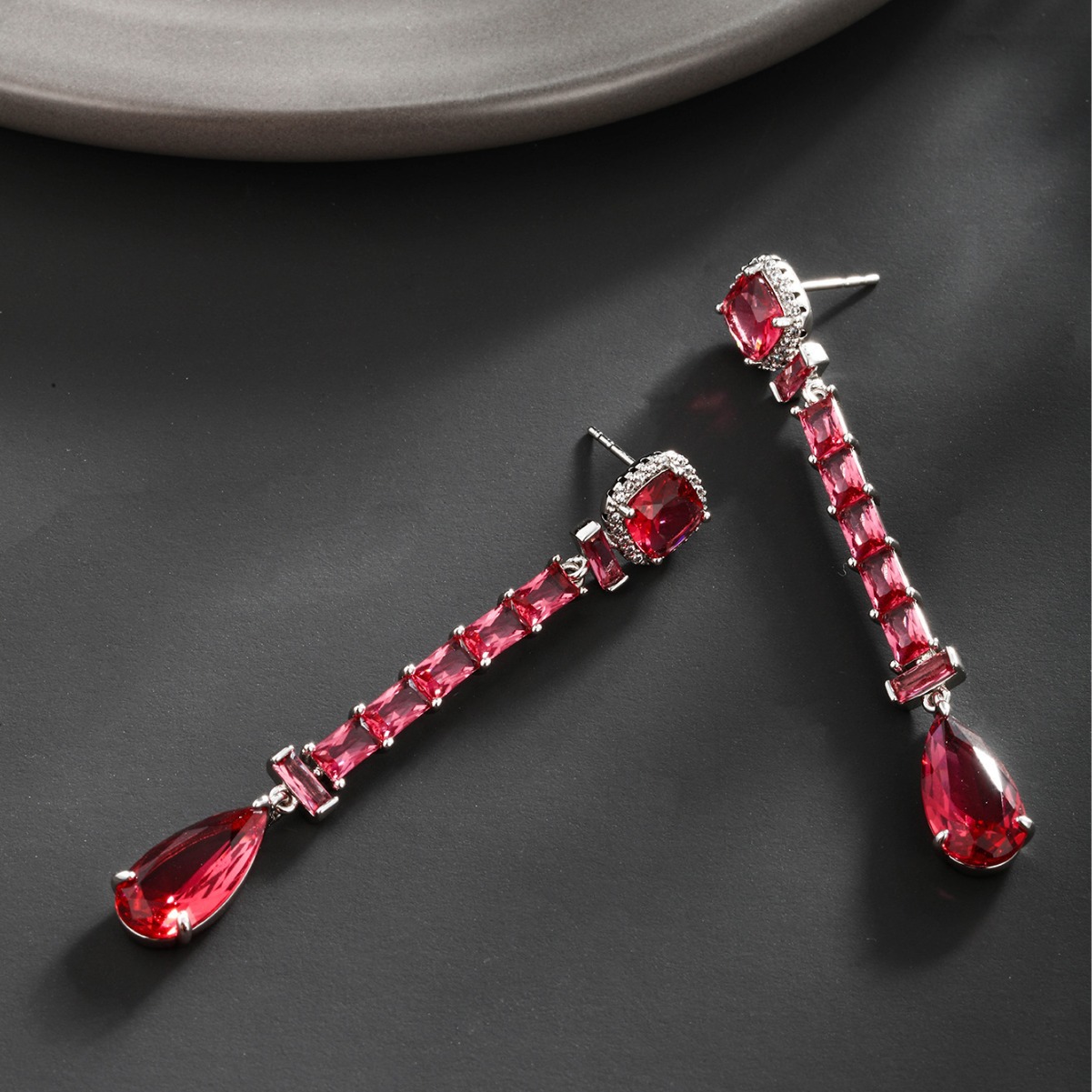 Xuping serie de nuevos aretes rojos geométricos de gota de agua pendientes de orejas pernos de orejas para mujeres pendientes de piedras de micro-cristalino para mujeres