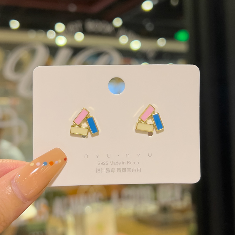 Aguja de plata de moda alta sensación de diamante de goteo de aceite pendientes nicho universal elegante pernos de orejas ligero lujoso temperamento simple orejas para mujeres