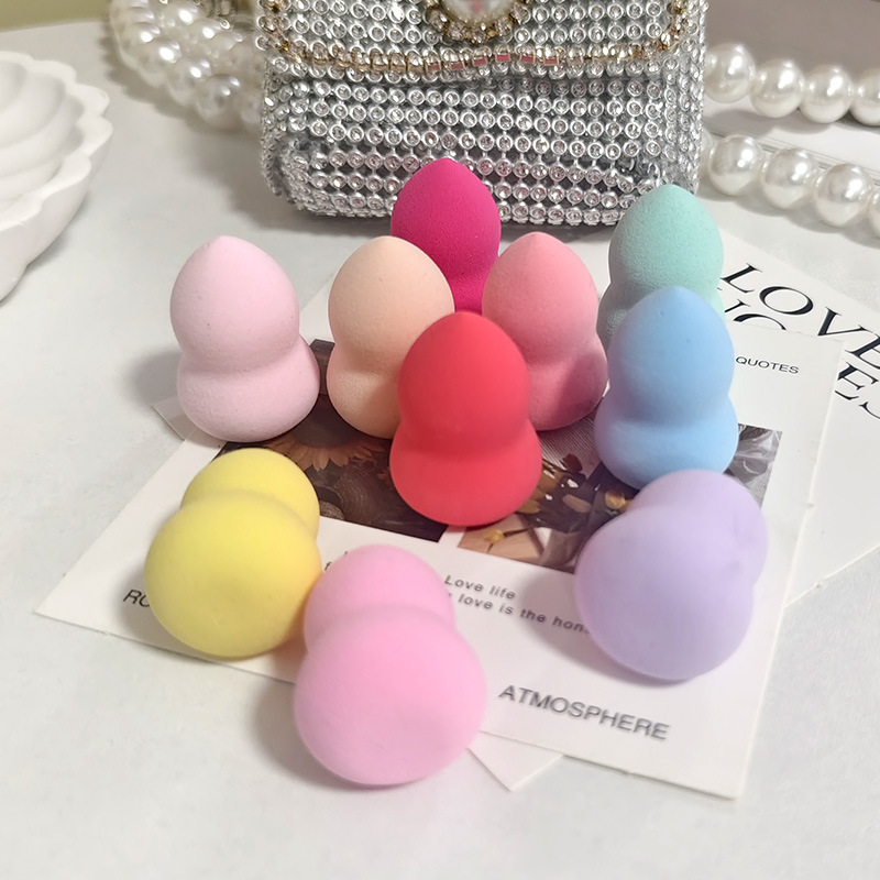 Mini gourd-shaped makeup sponge, delicate and bouncy, can be used both dry and wet. It expands when wet, allowing for quick application and preventing caking or absorbing too much product