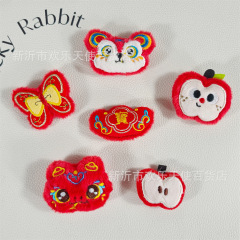 新年の国風のぬいぐるみの刺繍の扇子のリンゴの小さい蛇は綿の部品のdiyの服の髪飾りの包みのブローチの補助材料を満たします。