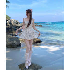 波点绑带连衣裙女2025秋季感甜辣露背收腰显瘦蓬蓬吊带短裙潮女