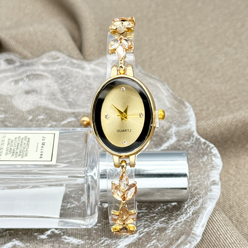 Internet Celebrity Hot-Selling Oval Clover Bracelet Freely Adjustable Women's Watch Light Luxury Retro Quartz Watch for Women Internet Celebrity Hot-Selling Oval Clover Bracelet Freely Adjustable Women's Watch Light Luxury Retro Quartz Watch for Women