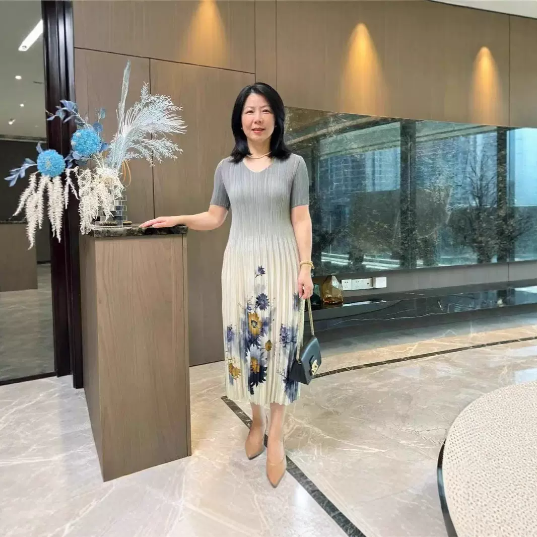 三宅褶皱连衣裙夏季新款妈妈大码短袖气质洋气显瘦宽松裙子百褶裙