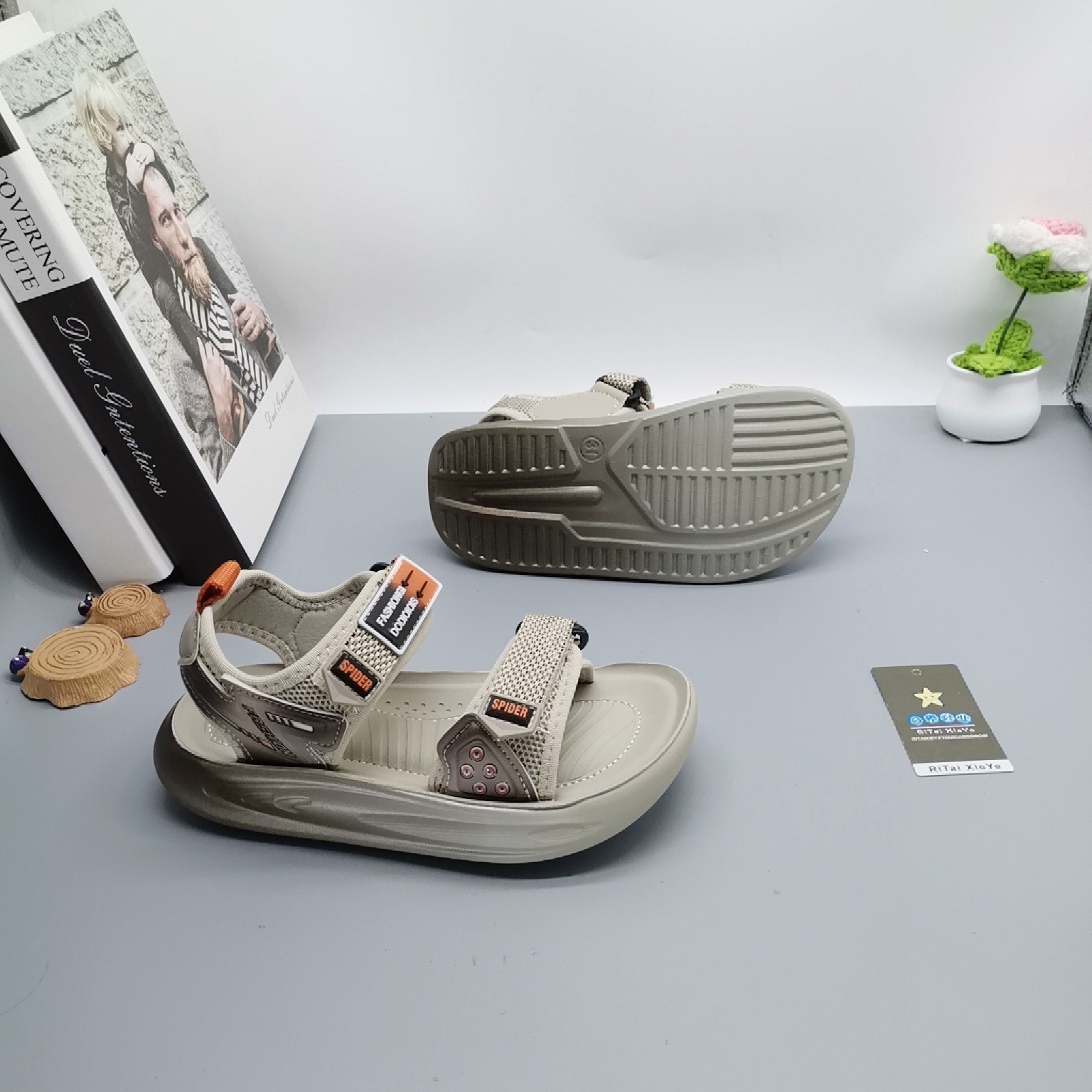 2025 verano estilo caliente retro hombre tesoro 9-12 años sandalias nuevo estilo a través de la red zapatos casuales zapatos deportivos zapatos de playa con hebilla móvil