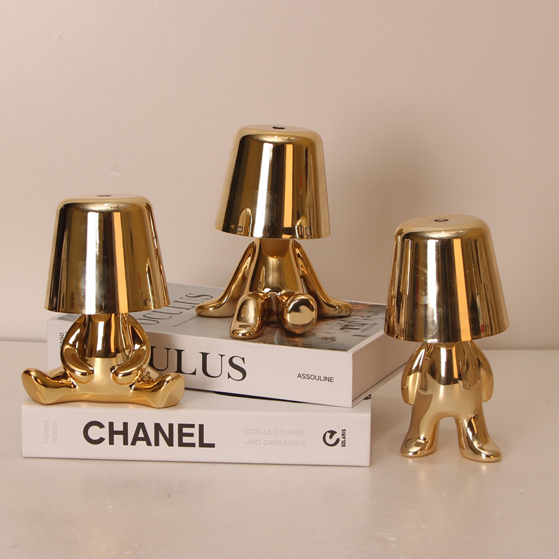 Mesa de comedor italiana bar pequeño hombre de oro de dibujos animados en forma humana decoración de resina nórdica galvanoplastia táctil recargable atmósfera lámpara de mesa