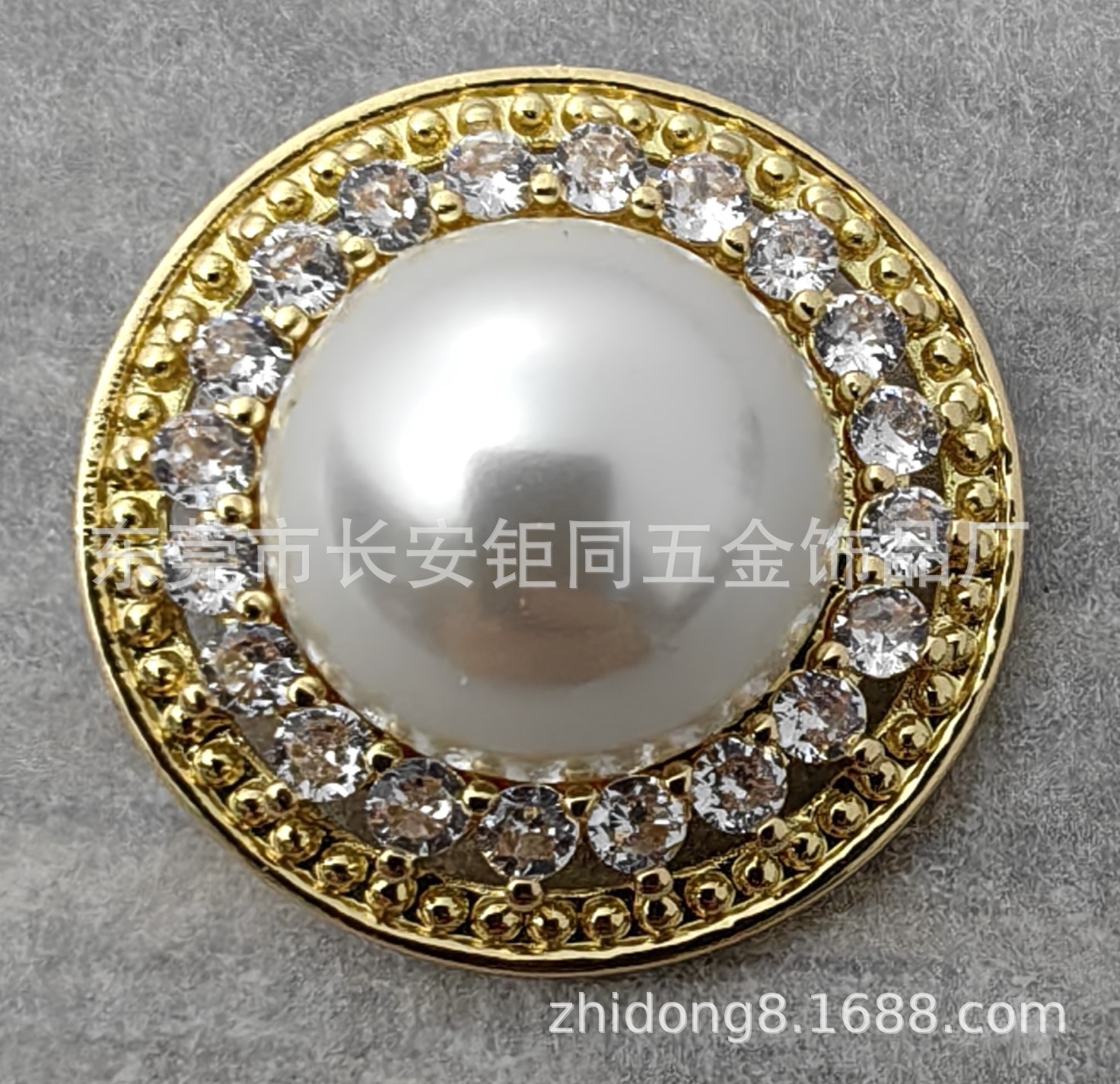 供应铸铜镶锆石钮扣    服饰烧焊钮扣  胶模浇铸合金钮扣