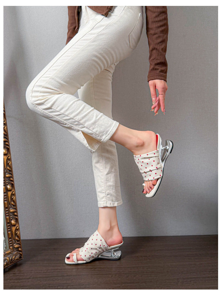 Giày sandal nữ gót 6 cm mũi vuông giấu gót, thiết kế xếp ly chấm bi, gót dị hình — Màu nâu, Màu trắng chi tiết 18
