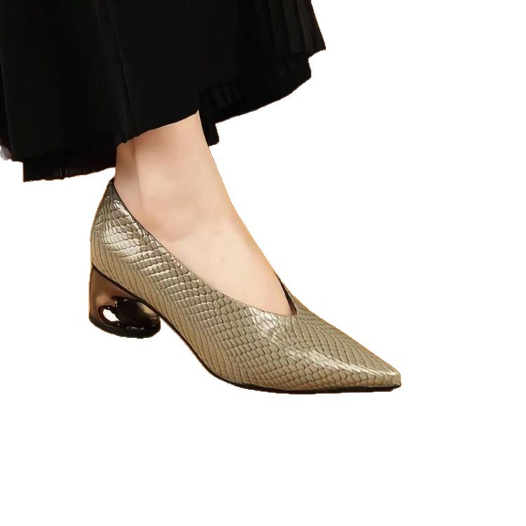 Aguda y poco profunda zapatos de talón grueso para mujeres 2026 verano y otoño explosivo nuevo patrón de serpiente un pie de zapatos de trabajo de cuero versátil
