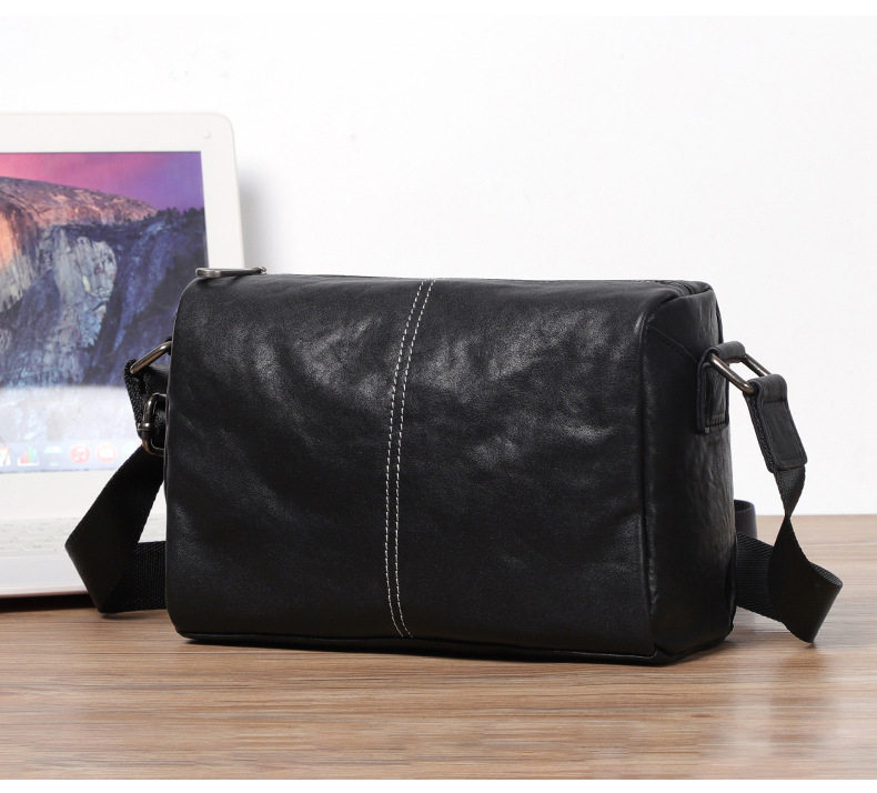 Túi đeo chéo nam da bò thuộc mềm dạng gối 29×11×17 cm — Màu đen chi tiết 3