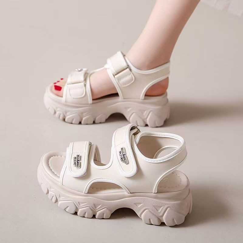 2026 verano nuevo muffin de estilo de moda super caliente con una sensación de mierda sólida sandalias velcro