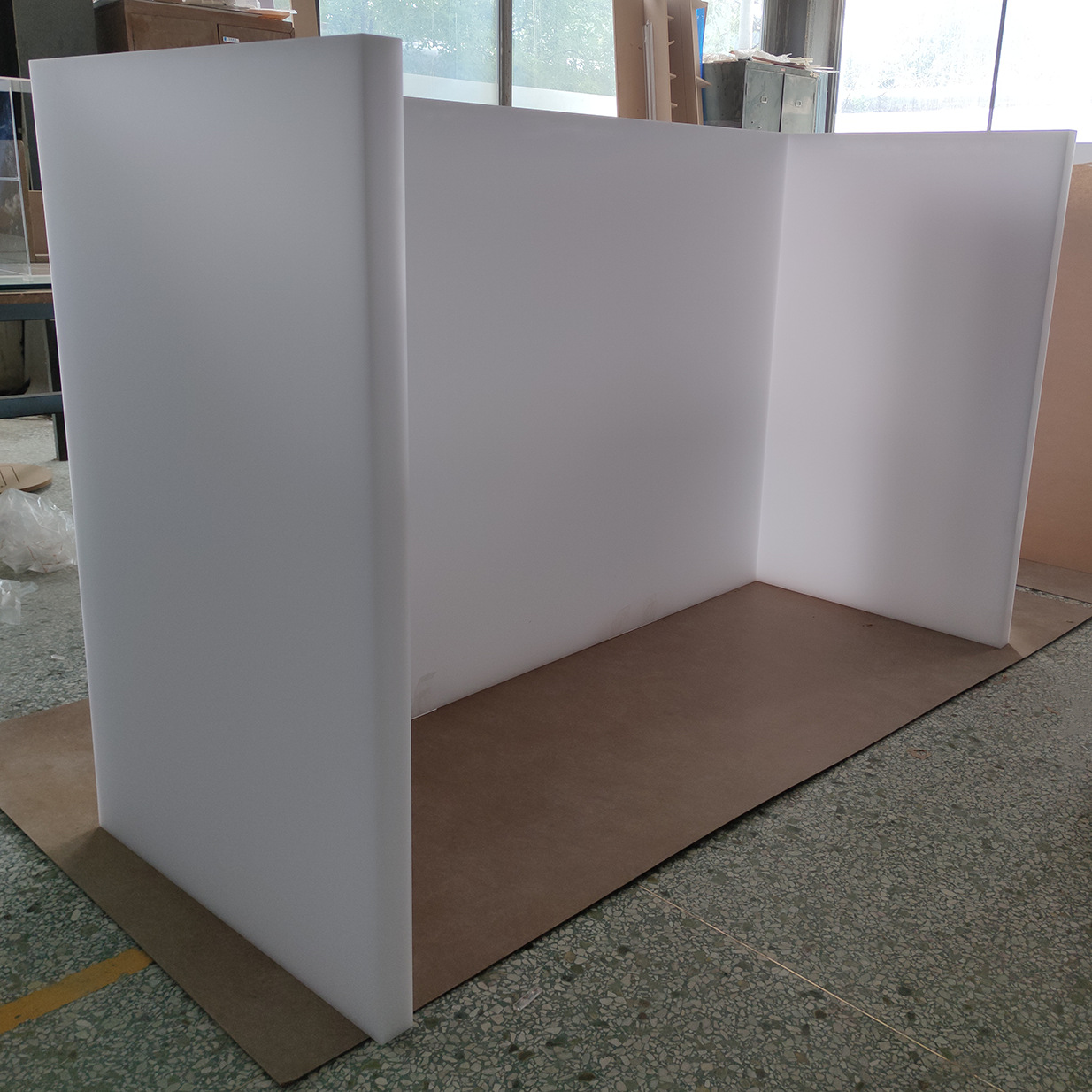 白色磨砂亚克力沙发靠背卡座有机玻璃大型酒吧座位隔断