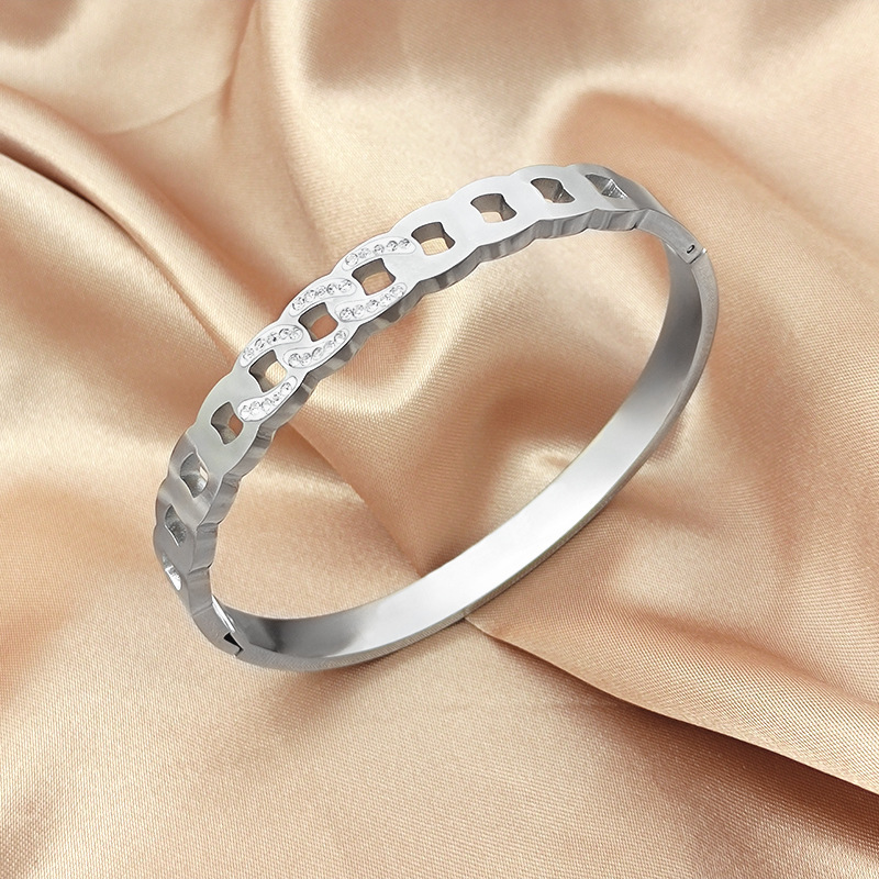 Europa y América nueva titanio acero micro-incrustaciones de alta calidad pulsera hueca estilo punk hebilla pulsera de oro al por mayor de acero inoxidable joyería