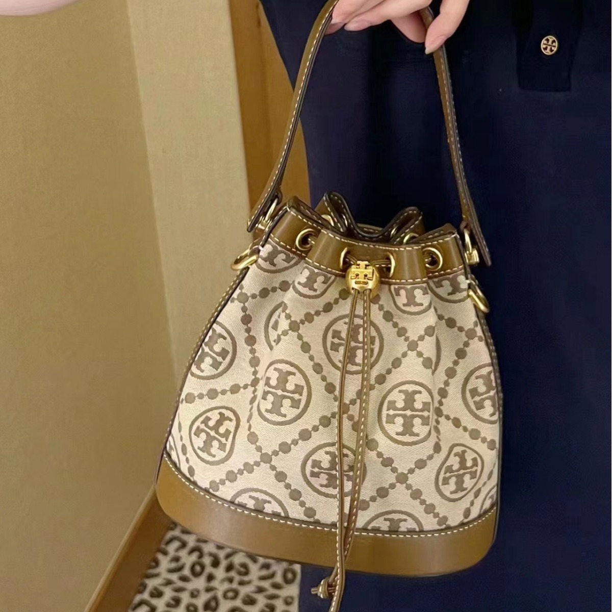 TB New Monogram Canvas Drawstring Bucket Bag Luxury Lightweight Shoulder & Crossbody Bag for Women - Thumbnail 4