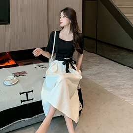 2026年爆款法式赫本风潮流女款设计感高腰显瘦方领拼色A字连衣裙