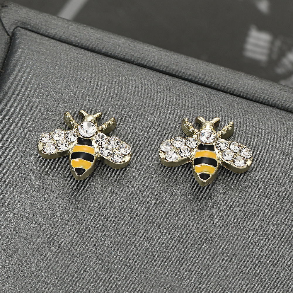 금 배경에 흰색 다이아몬드