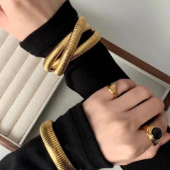 レトロ誇張三層ワイドブレスレット欧米の個性的なデザイン感手環金属風ファッション気質の新しい手飾り