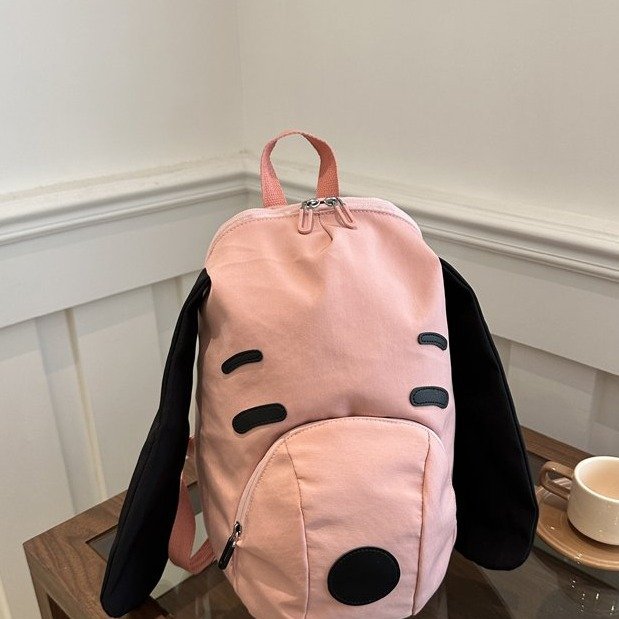 La moda no soporta peso, nuestra mochila combina fácilmente con tu estilo