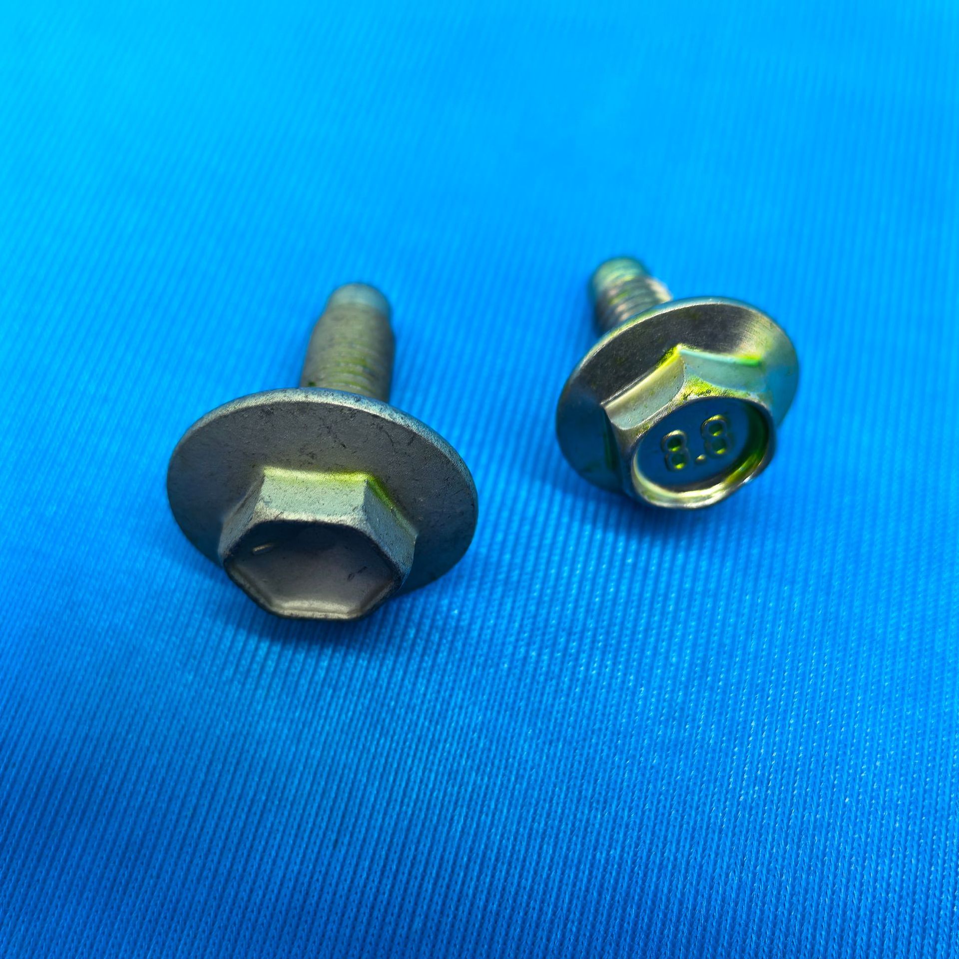 适用于日产骐达颐达逍客奇骏天籁启辰减震器顶胶螺丝固定螺丝螺栓