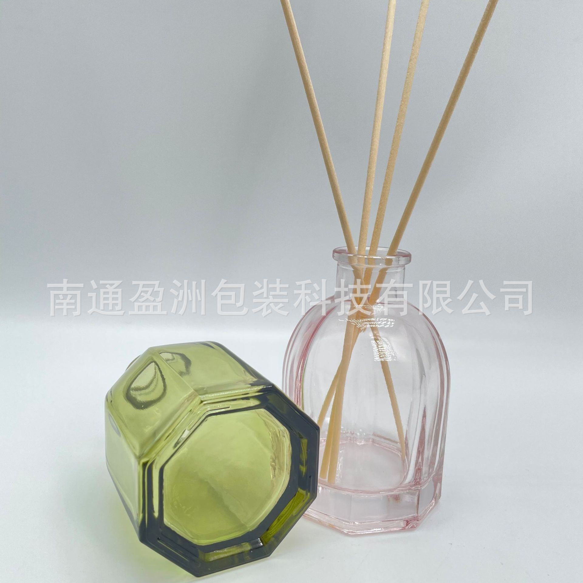 时尚轻巧玻璃香薰瓶粉色绿色家居摆设室内装饰厂家批发