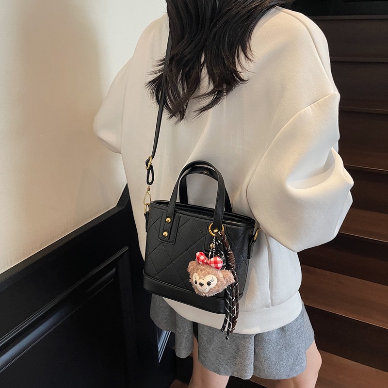 Bolso de mano de marea transfronteriza simple bolso de cubo de agua mujer otoño / invierno 2025 nuevo retro bolso de hombro bolso de viaje ocio mochila