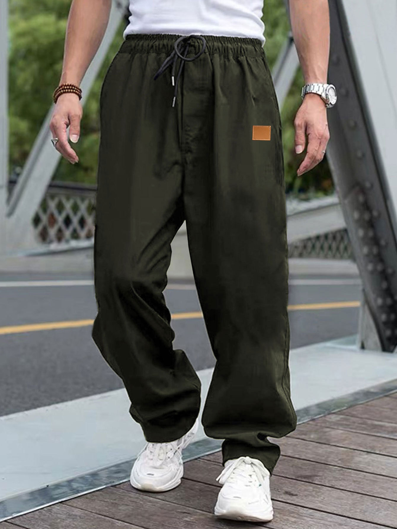 Salopette ample décontractée pour homme - Pantalon utilitaire uni avec étiquette en cuir, confortable et élégant au quotidien._voghion.com