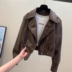 短い革のコートの女性の春と秋のファッションはやせている皮の服の気質を見せて襟を返します。